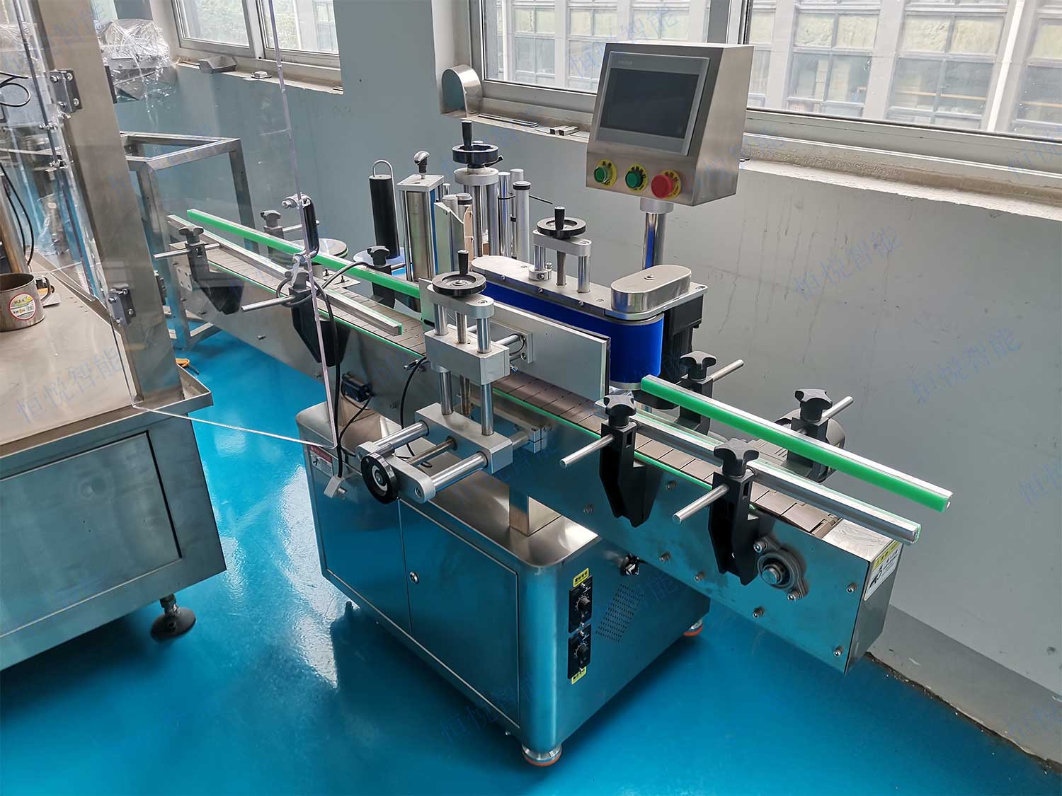 自動(dòng)貼標(biāo)機(jī).jpg 自動(dòng)貼標(biāo)機(jī).jpg