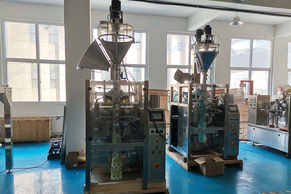 全自動淀粉定量包裝機采用卷膜制袋立式包裝機作為主機