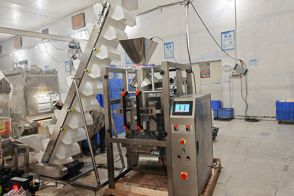 鮮濕面條包裝機是一種專門用于對鮮面條進行定量分裝的自動化包裝機械設(shè)備 鮮濕面條包裝機是一種專門用于對鮮面條進行定量分裝的自動化包裝機械設(shè)備