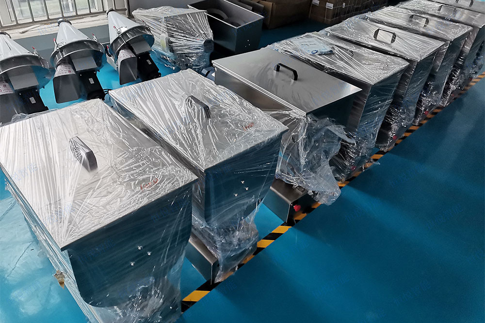 半自動(dòng)醬體包裝機(jī).jpg 半自動(dòng)醬體包裝機(jī).jpg