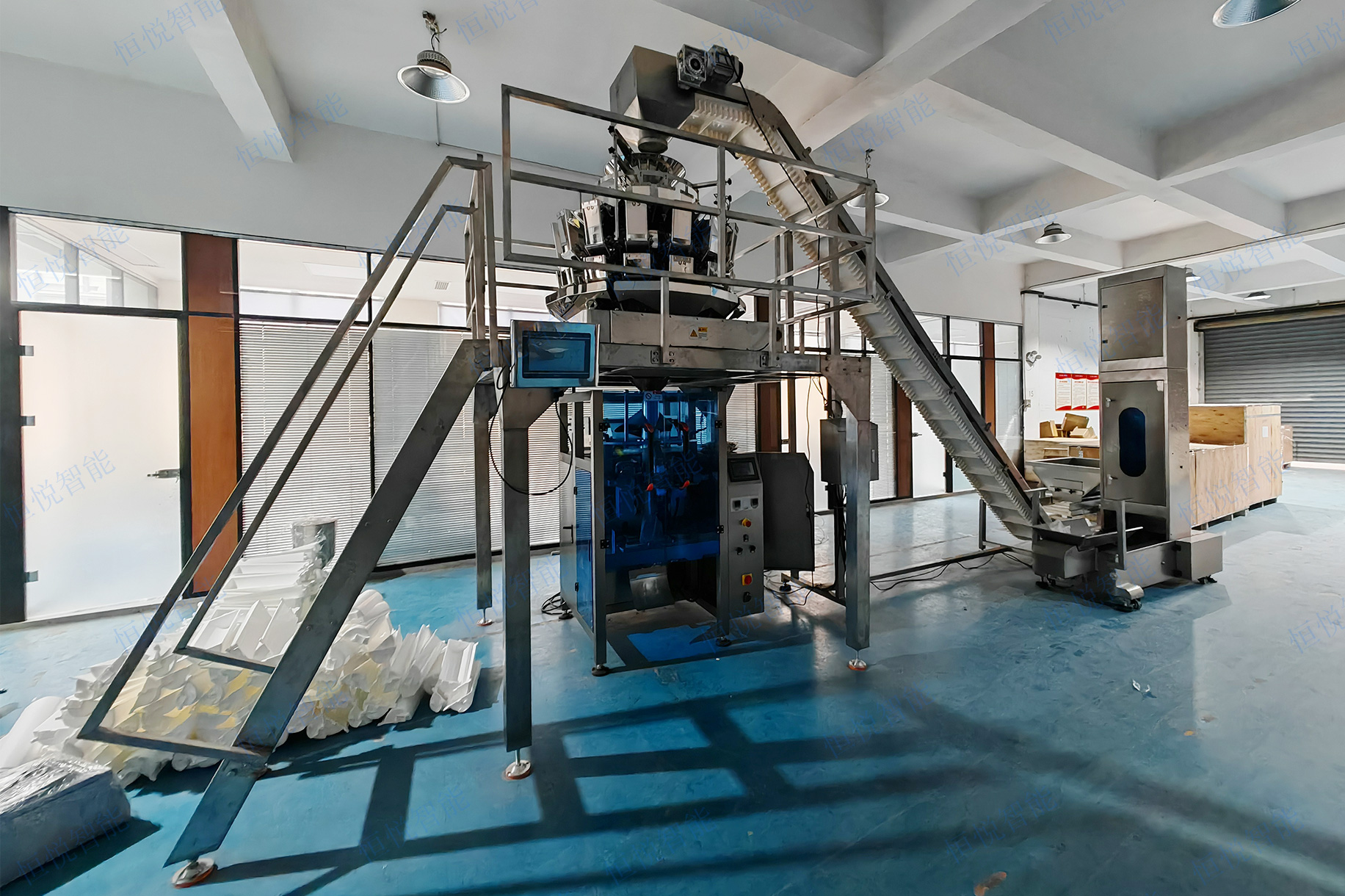 自動稱重包裝機(jī)是一種將高精度稱重計量裝置與立式包裝機(jī)或給袋式包裝機(jī)相結(jié) 自動稱重包裝機(jī)是一種將高精度稱重計量裝置與立式包裝機(jī)或給袋式包裝機(jī)相結(jié)