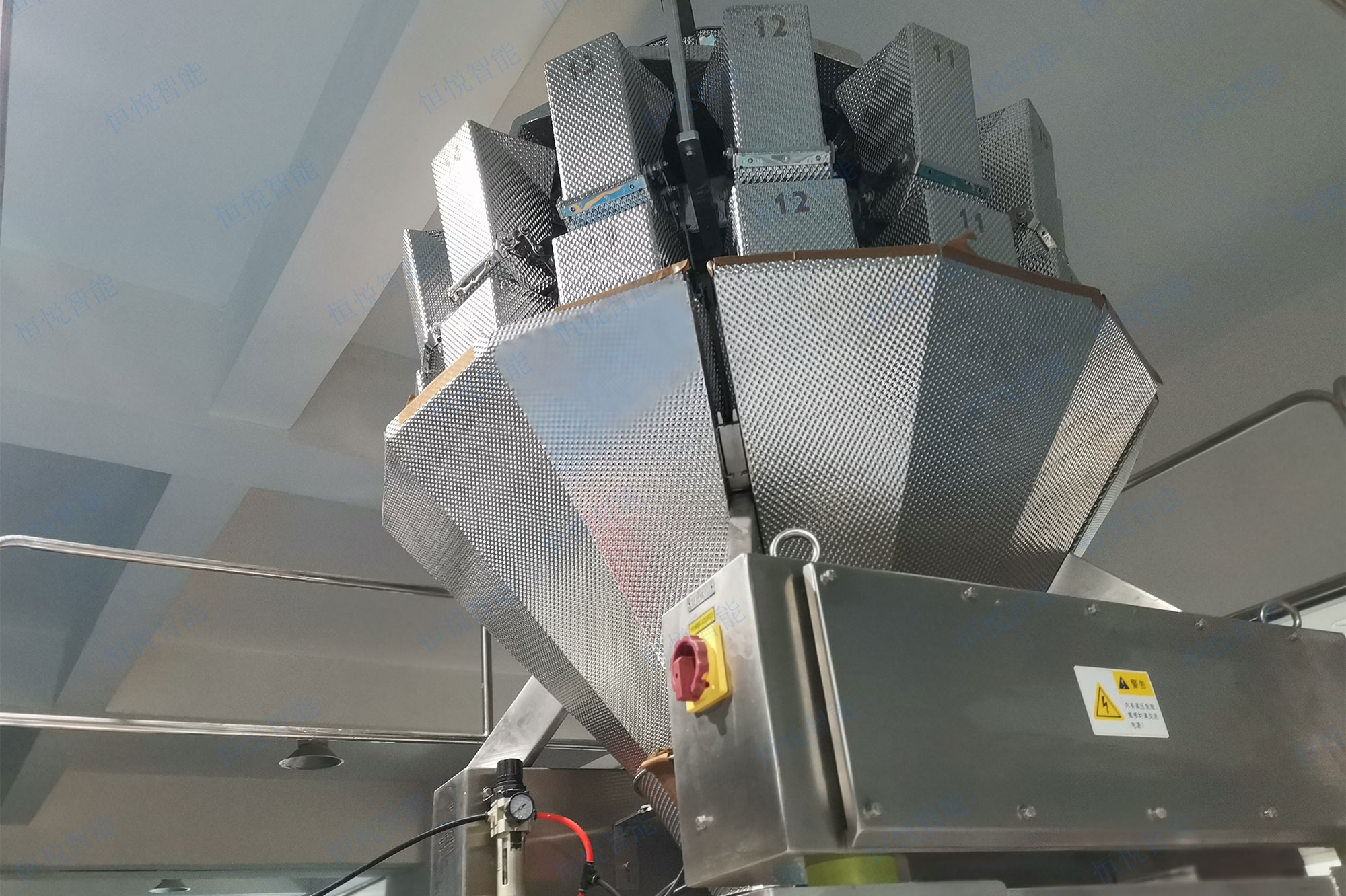 土豆粉自動(dòng)包裝機(jī)采用十四頭電腦組合秤自動(dòng)定量稱重