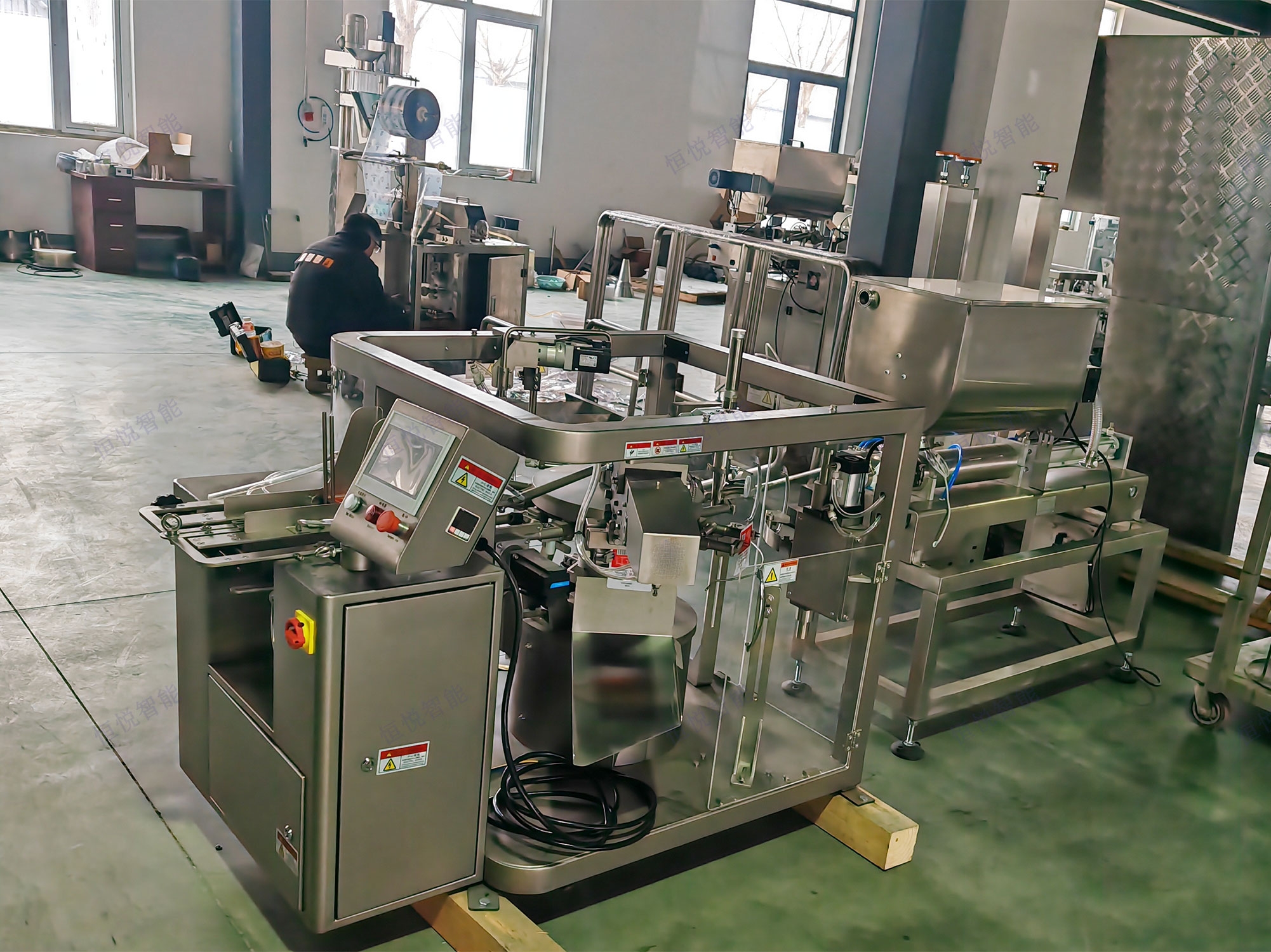 小型給袋式醬料包裝機(jī) 小型給袋式醬料包裝機(jī)