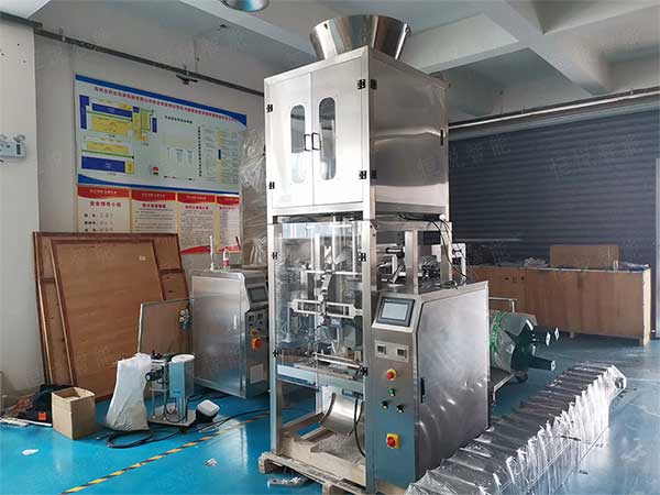 全套粉體自動(dòng)包裝機(jī)流水線由螺桿計(jì)量機(jī)、真空上料機(jī)、成品輸送機(jī)組成